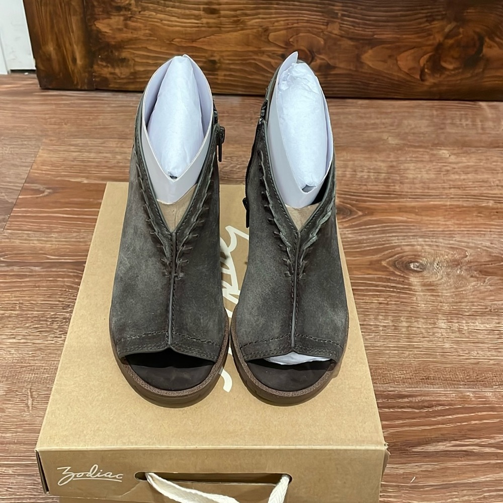 EUC…Zodiac olive green suade booties